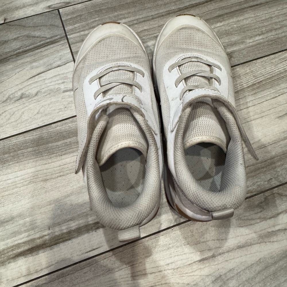 Nike Kids Sneakers in White and Gray